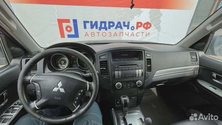 Накладка стекла переднего правого Mitsubishi Pajer