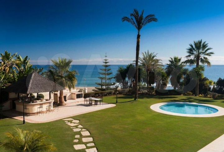 Коттедж 900 м² на участке 25 сот.