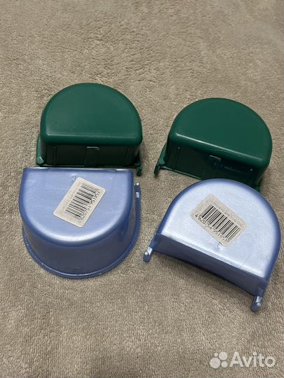 Пластиковая кормушка для попугая