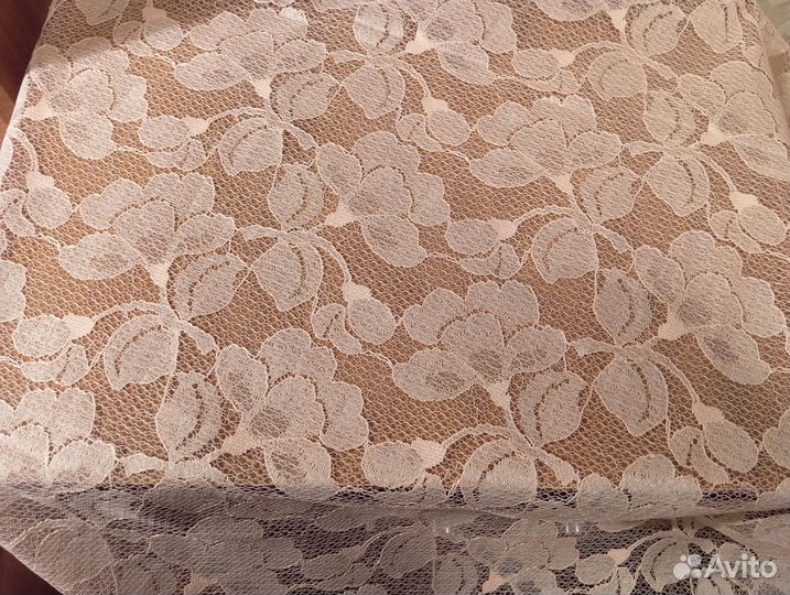 Отрез ткани гипюр