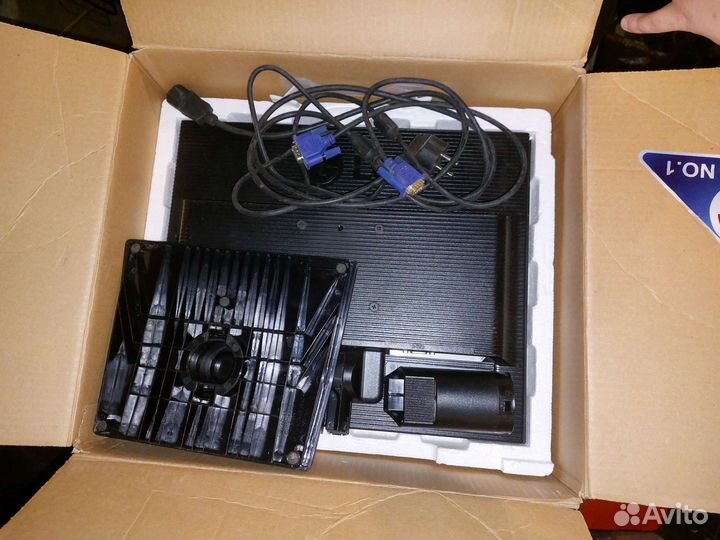 Монитор LG Flatron L1719S-SF в коробке