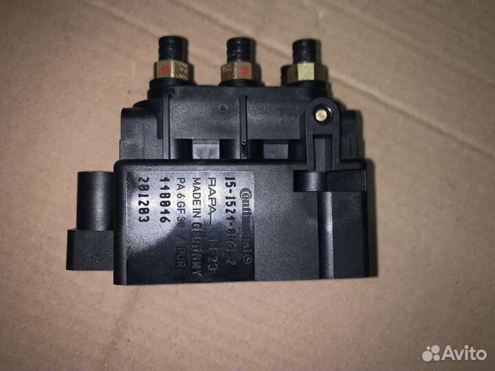 Блок клапанов пневмоподвески VW Touareg 7L