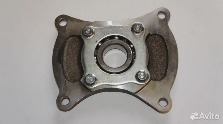 Фланец с обоймой подшипника выходного вала коробки