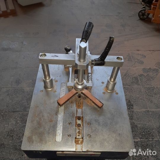 Станок для скрепления углов багета