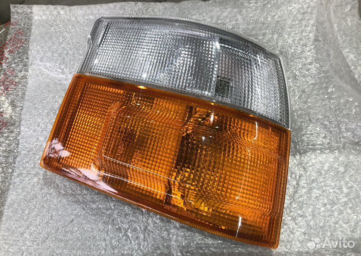 Фонарь указателя поворота RH Toyota Hiace H100
