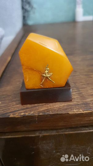 Фигурка из янтаря 