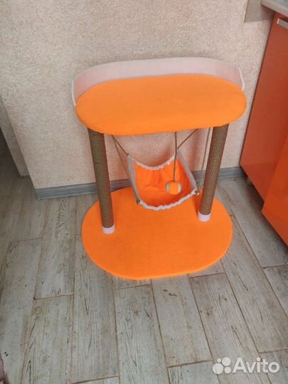 Лежанка для кошек с когтеточкой