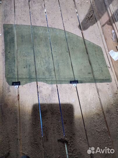 Левое переднее стекло на Тойоту ноах azr60