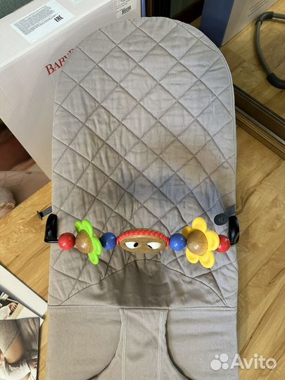 Шезлонг babybjorn с игрушкой