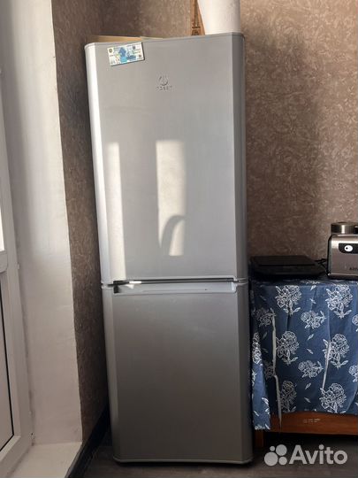 Холодильник бу indesit