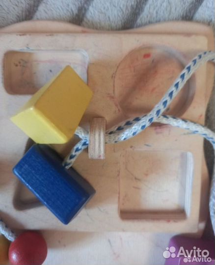 Развивающие игрушки для малышей. Бизиборд