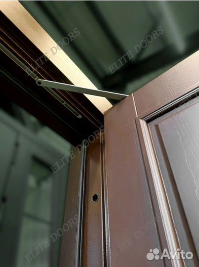 Двустворчатая входная дверь с отбойником латунь