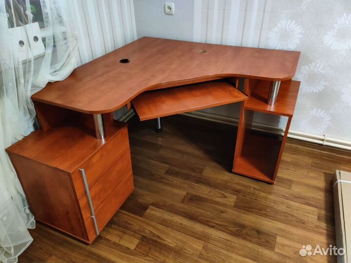 Компьютерный стол угловой