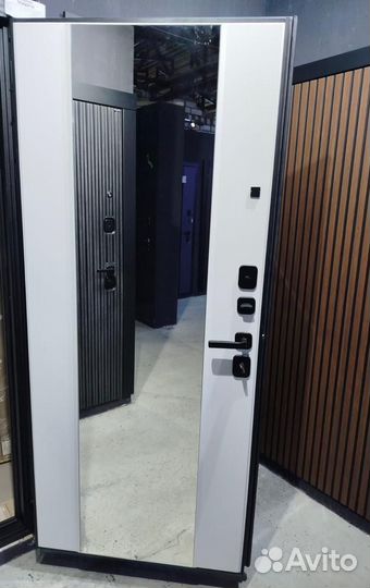 Дверь входная квартирная с Зеркалом