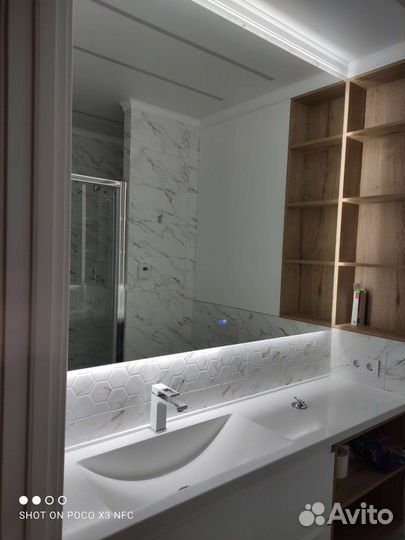 Парящее зеркало с декоративной подсветкой