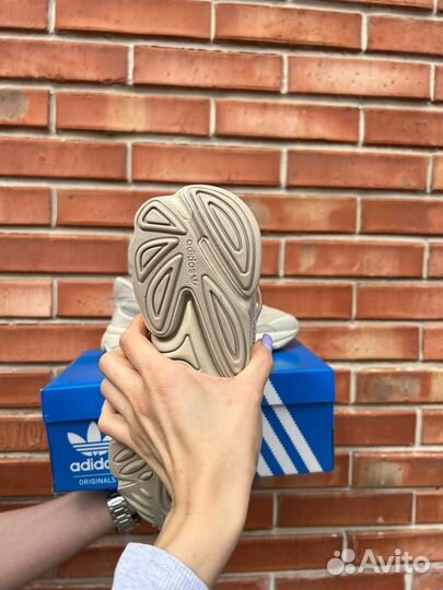 Кроссовки adidas ozweego