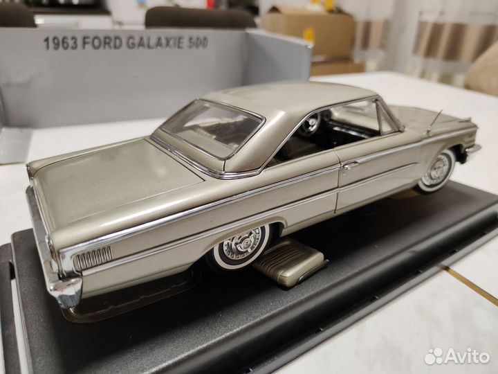 Ford Galaxie 500 XL Hardtop 1963 1/18 SunStar