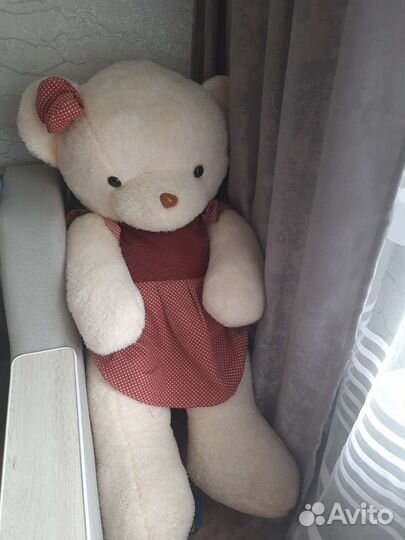 Большой плюшевый медведь