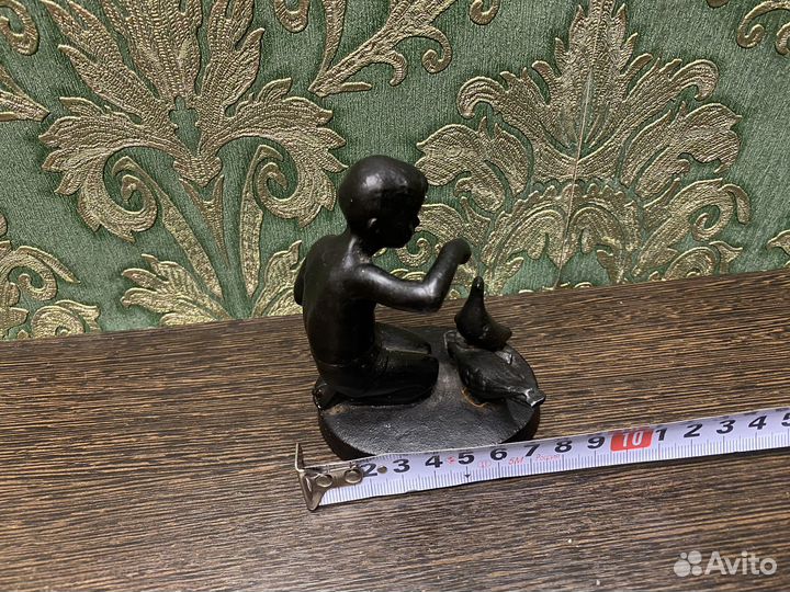 Мальчик кормит голубей каслинское литье 1981 год