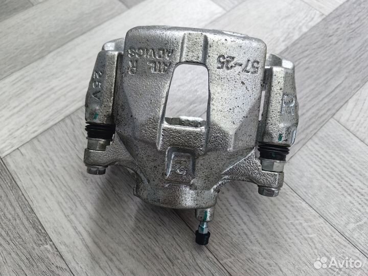 Суппорт передний правый на toyota NZE124, NZE121