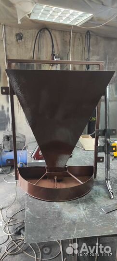 Бункерная кормушка для подсосных поросят