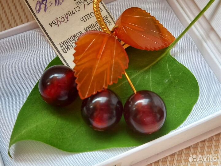 Брошь янтарь СССР