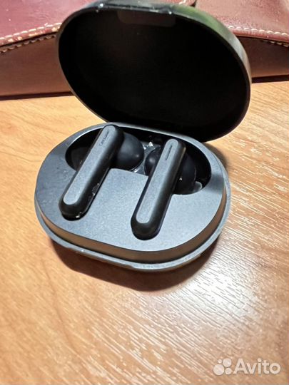 Кейс для наушников, так же есть коробка