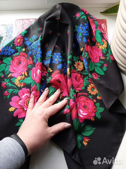 Платок чёрный и бордовый