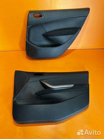 Обшивка двери правой на Peugeot 308