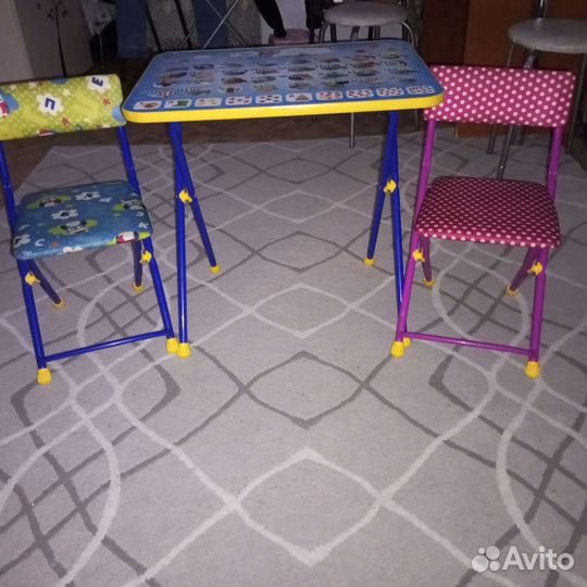 Детский стол и стулья