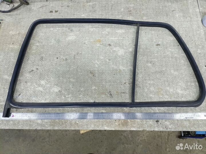 Задний левый уплотнитель стекла Volkswagen Golf 3