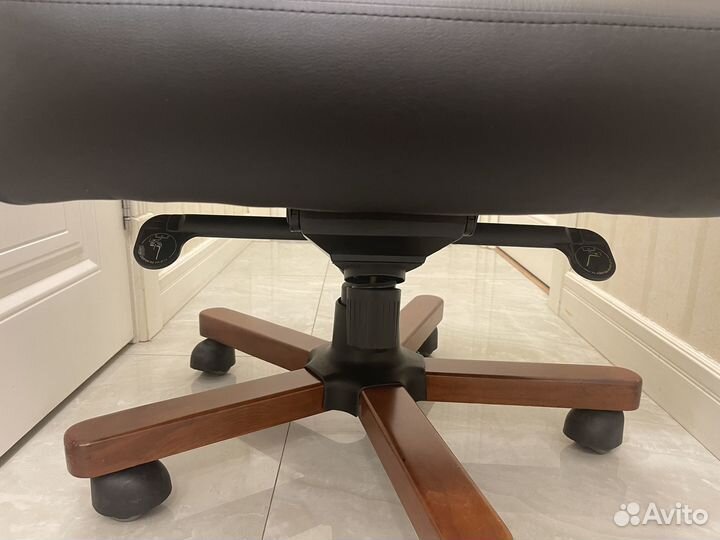 Компьютерное кресло руководителя