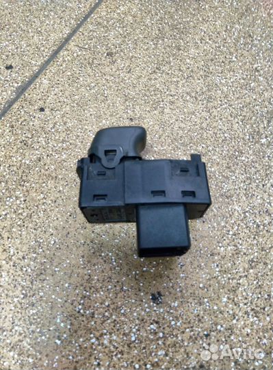 Кнопка стеклоподъемника задняя Вольво S60 1