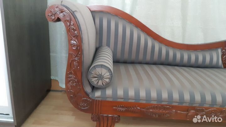 Кушетка из красного дерева