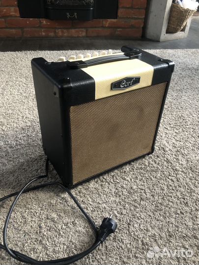 Гитарный комбоусилитель Cort CM15R BK