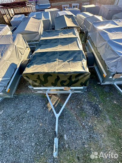 Автомобильный прицеп с тентом камуфляж