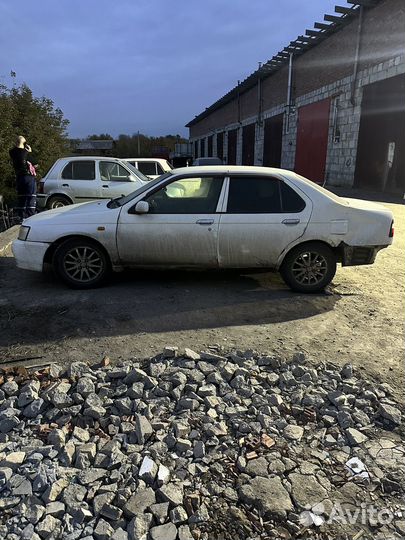 Nissan Bluebird 1.8 AT, 1998, битый, 250 000 км