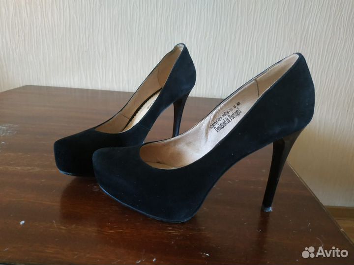 Черные замшевые туфли на высоком каблуке
