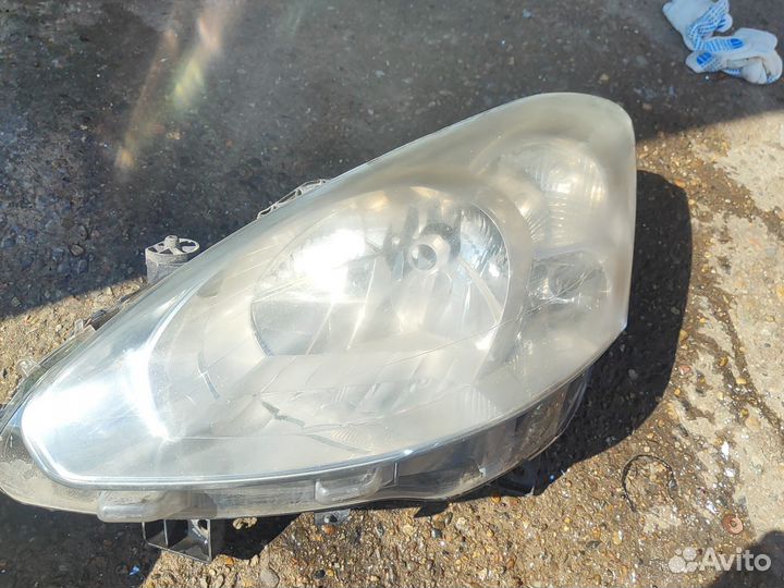 Фара Peugeot partner