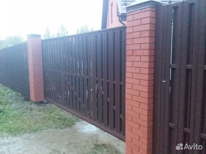 Заборы из евроштакетника с полимерным покрытием