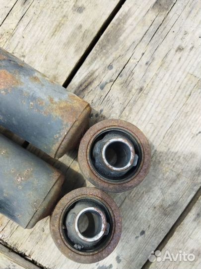 Амортизатор Nissan Elgrand AVE50 QD32ETI 1997