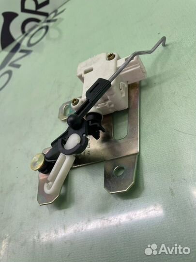 Активатор замка багажника Volkswagen Touareg 7L