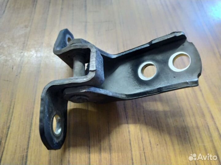 Петля правая на камри 40