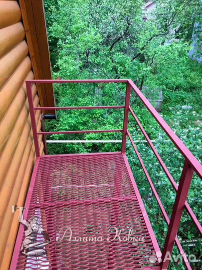 Металлическая лестница на улицу с пвл