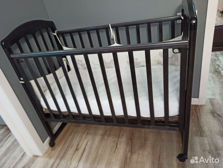 Детская кроватка со съёмной стенкой