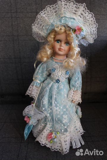 Фарфоровая кукла