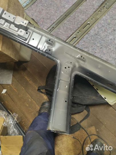 Стойка правая и средняя крыши, часть крыши