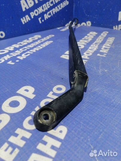 Правый поводок дворника Skoda Octavia A4 лифтбэк