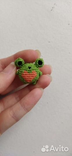 Вязаные лягушки в ассортименте