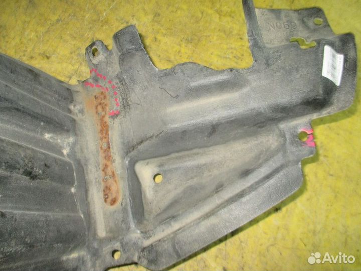 Подкрылок Toyota Prius NHW20 (Переднее Правое)